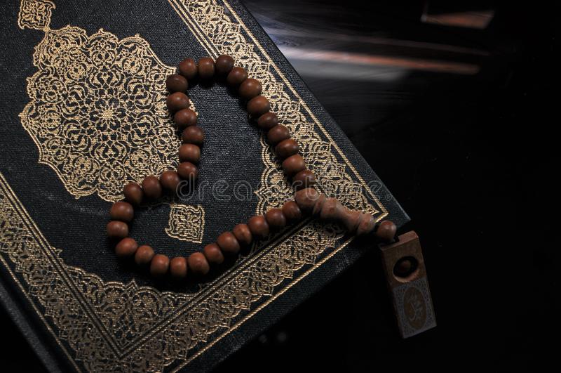 le quran saint avec des perles de tasbih chapelet 129995805 - نور الإسلام