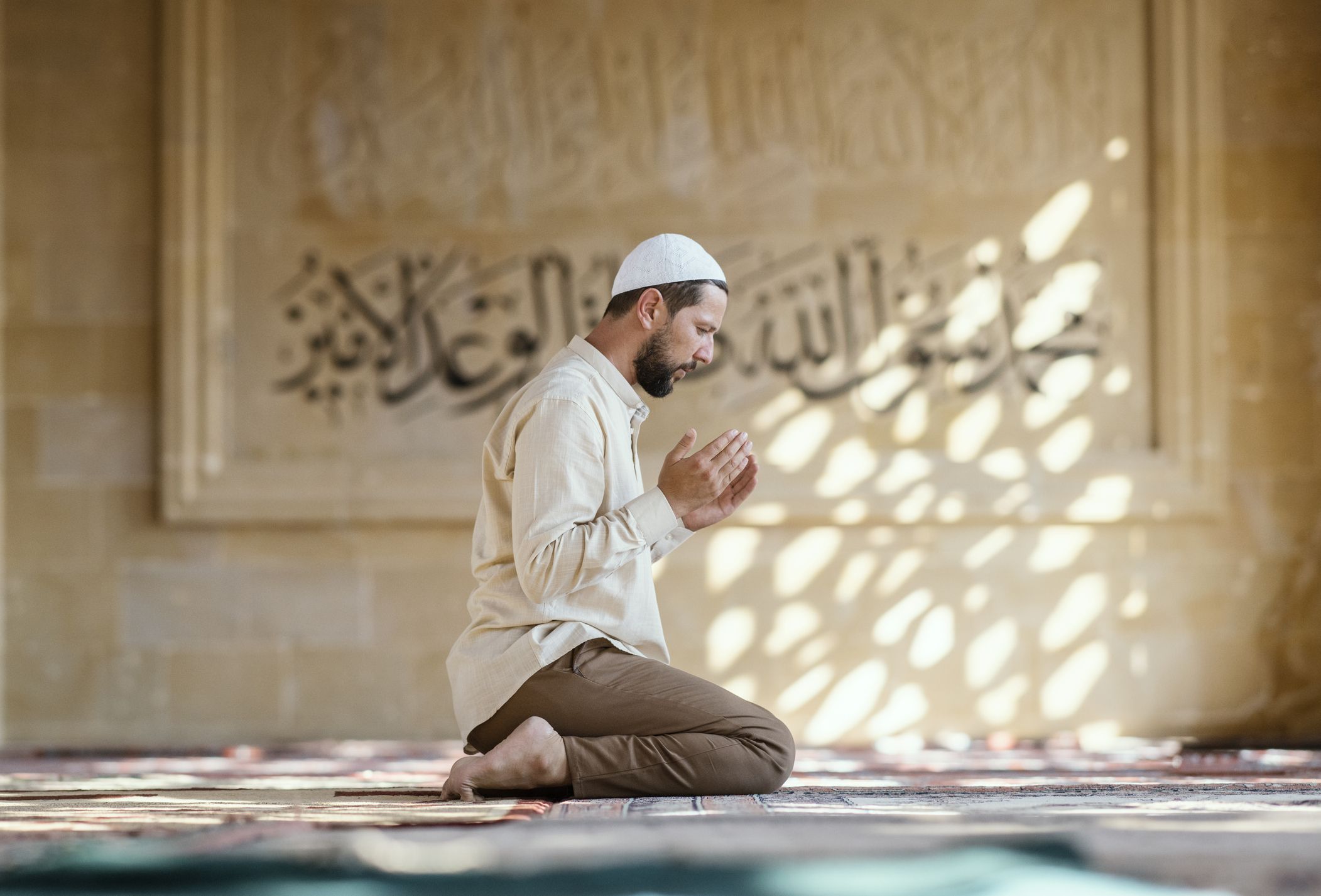 muslim man is praying in mosque royalty free image 1589967959 - نور الإسلام